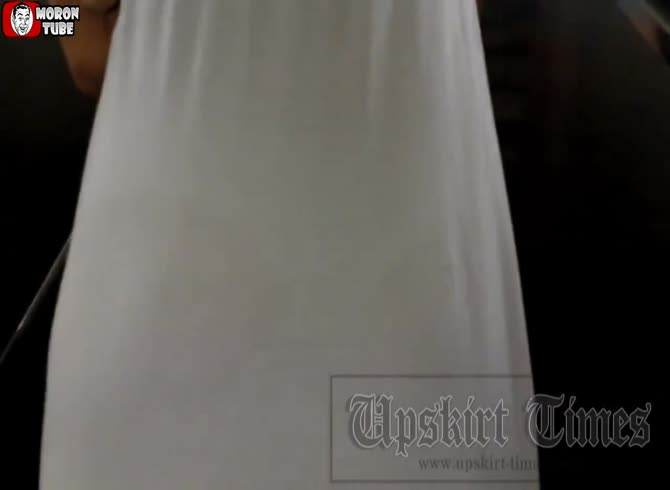 Video :From her thong, her pussy protrudes slightly (Voyeur)